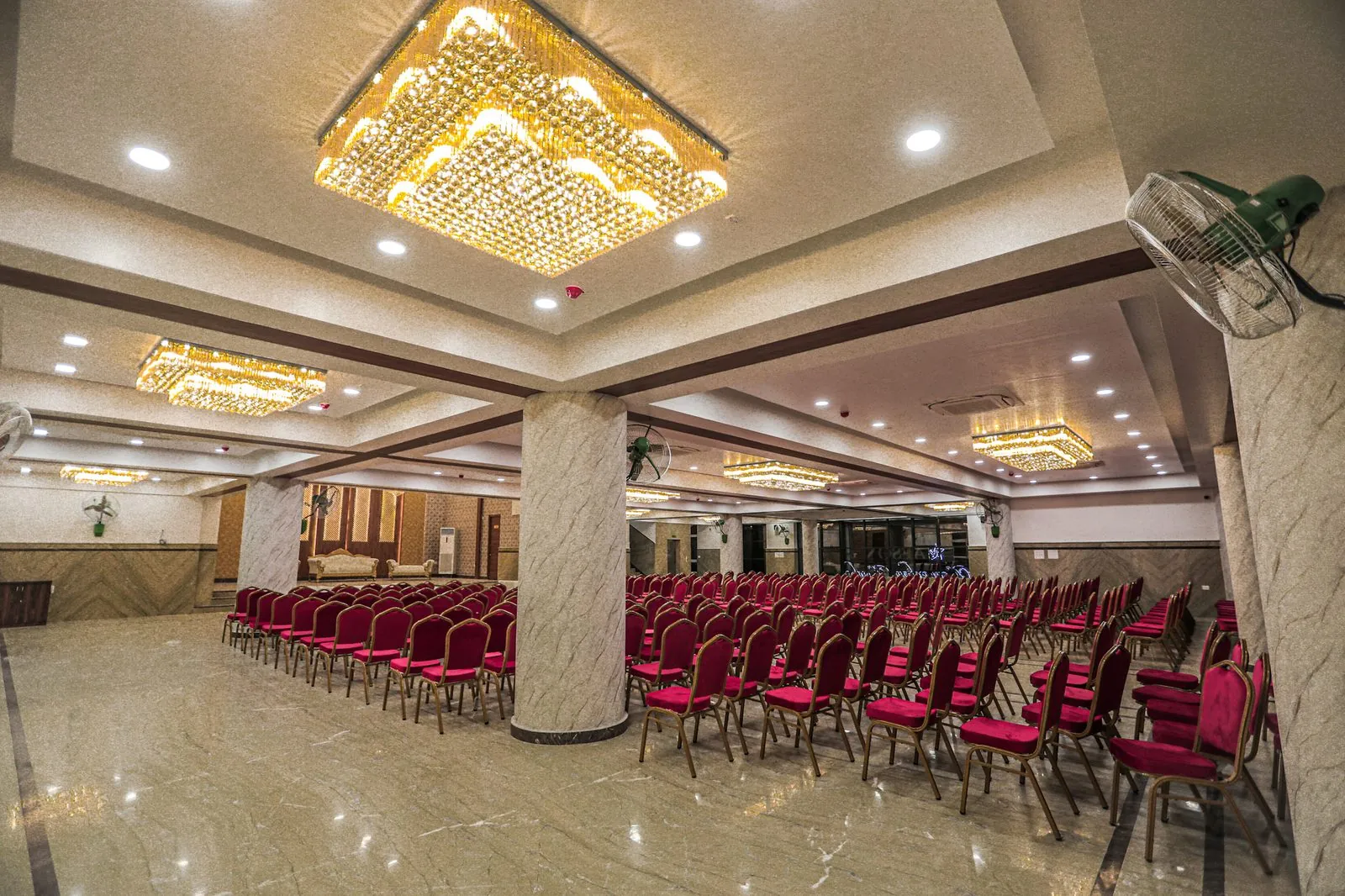 Banquet hall seating for 900 guests with red chairs